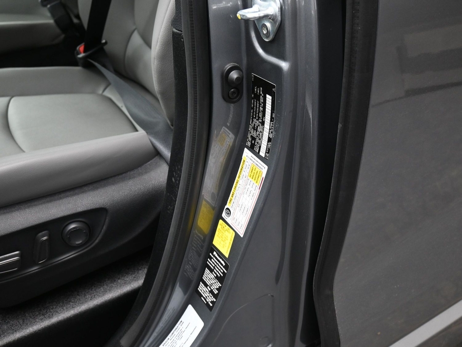 Grey Toyota Sienna image number 10