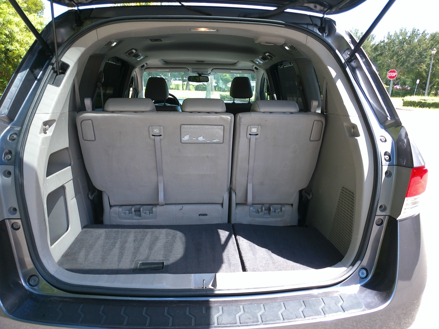 Grey Honda Odyssey image number 13