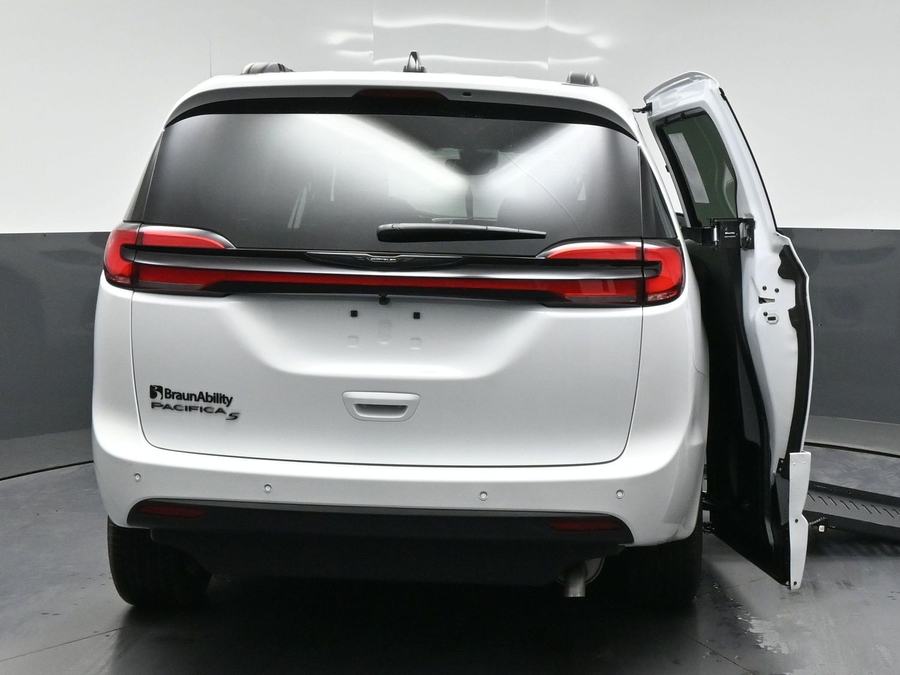 White Chrysler Pacifica image number 5