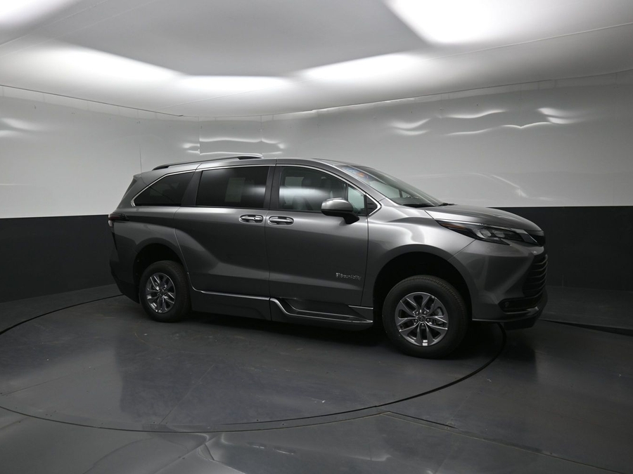 2026 Toyota Sienna XLE - Photo 12