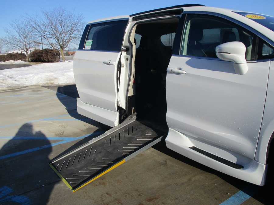 2022 CHRYSLER PACIFICA - Image 8