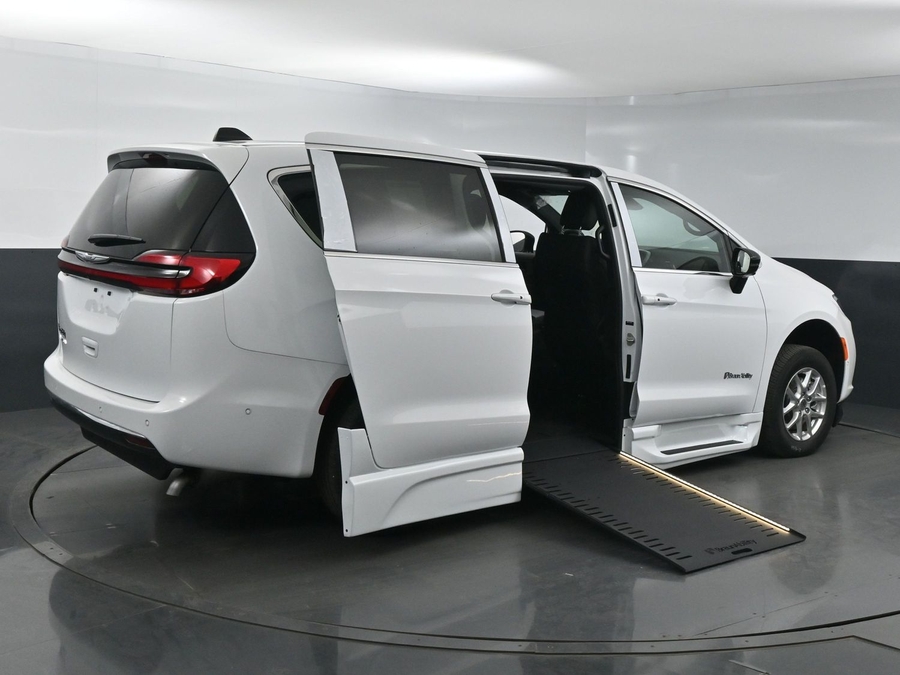 New 2025 Chrysler Pacifica Select Safety - BraunAbility Side Entry Entry In Floor Automatic Ramp