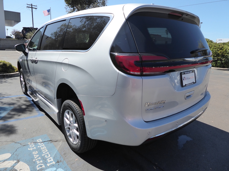 2023 Chrysler Pacifica Touring L - Photo 16