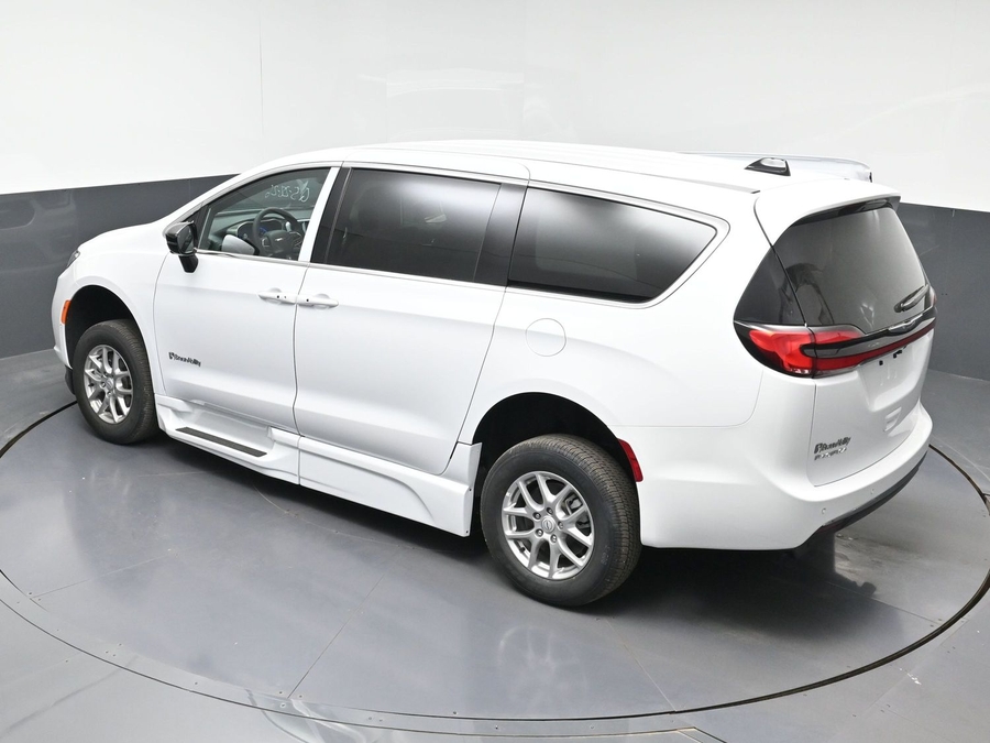 New 2026 Chrysler Pacifica Select Safety - BraunAbility Side Entry Entry Fold Out Automatic Ramp