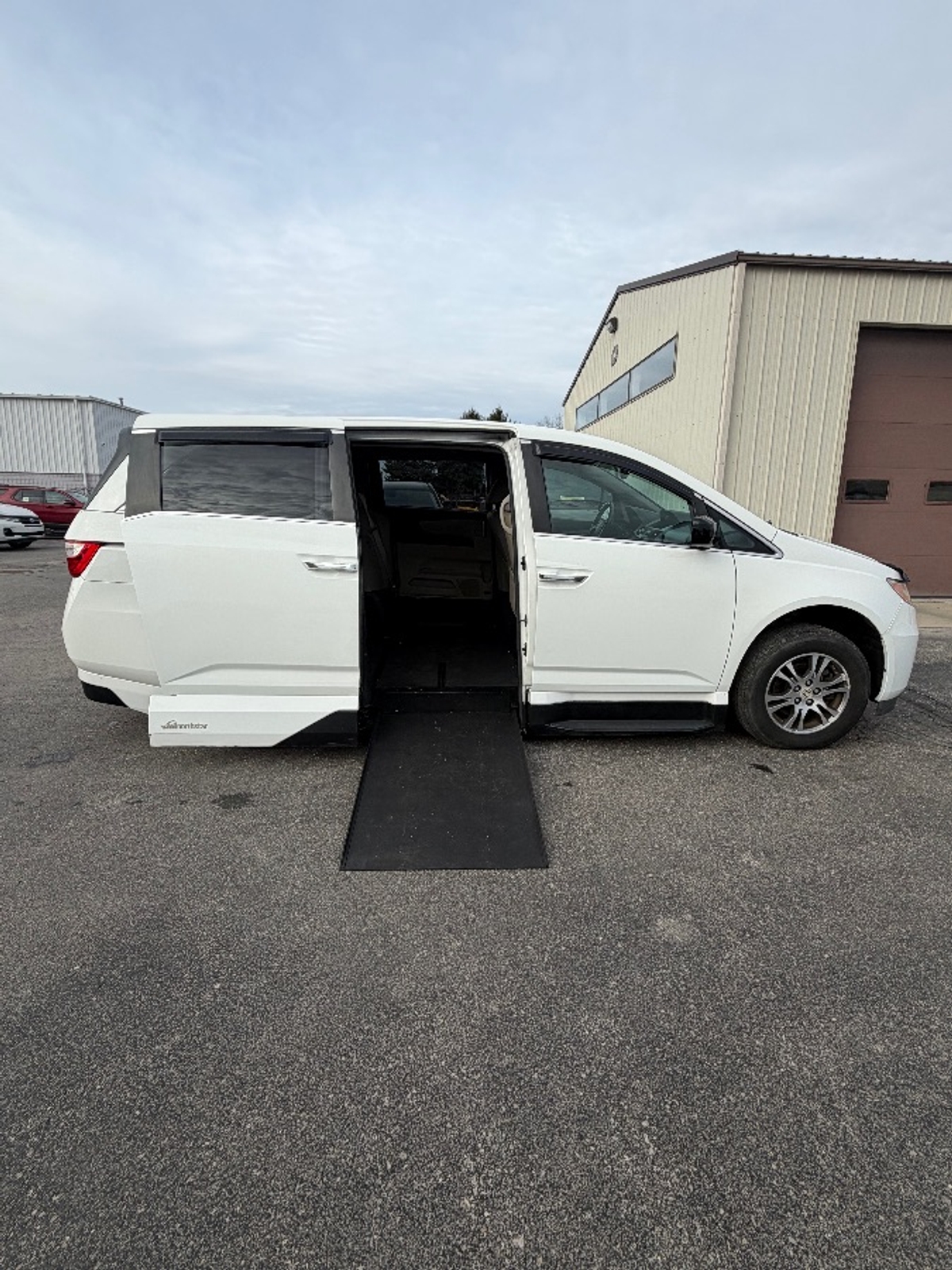 White Honda Odyssey with Side Entry Automatic In Floor ramp