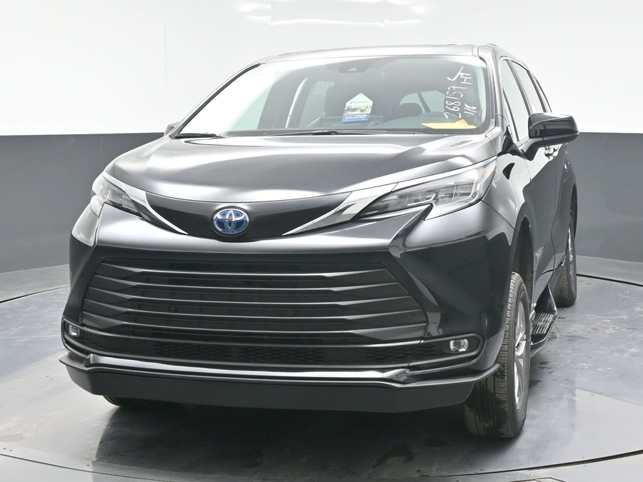 Black Toyota Sienna image number 1