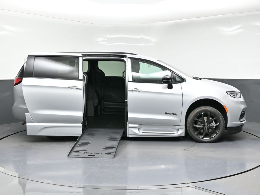 New 2026 Chrysler Pacifica Select Sport - BraunAbility Side Entry Fold Out Automatic Ramp