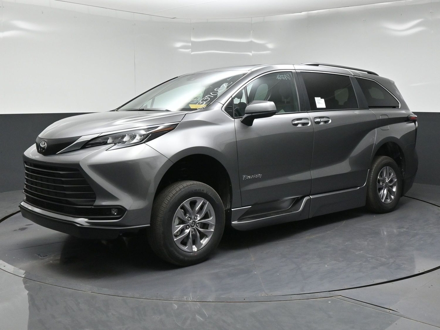 New 2026 Toyota Sienna Hybrid XLE Base - BraunAbility Side Entry Fold Out Automatic Ramp