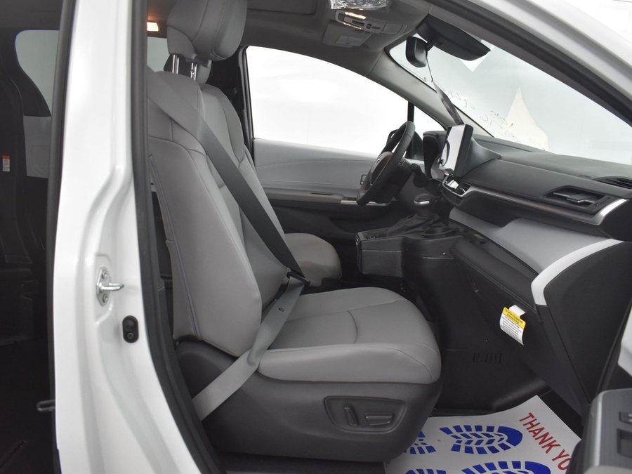 New 2025 Toyota Sienna Hybrid XLE Base - BraunAbility Side Entry Entry Fold Out Automatic Ramp