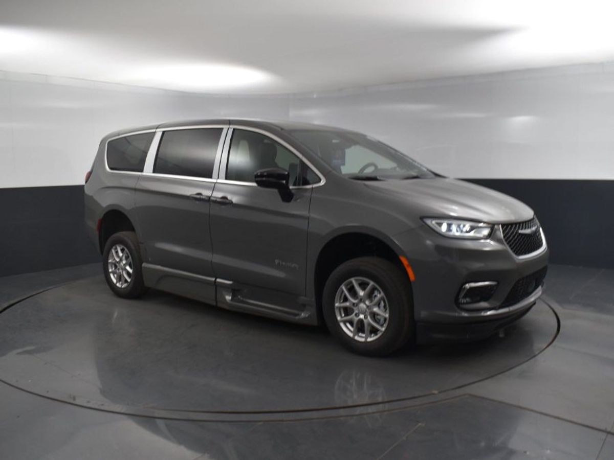 Grey Chrysler Pacifica image number 24