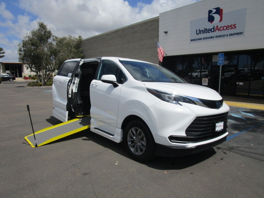 New 2025 Toyota Sienna Hybrid LE AWD w MID ROW - Vantage Mobility Commercial Side Entry Entry In Floor Manual Ramp