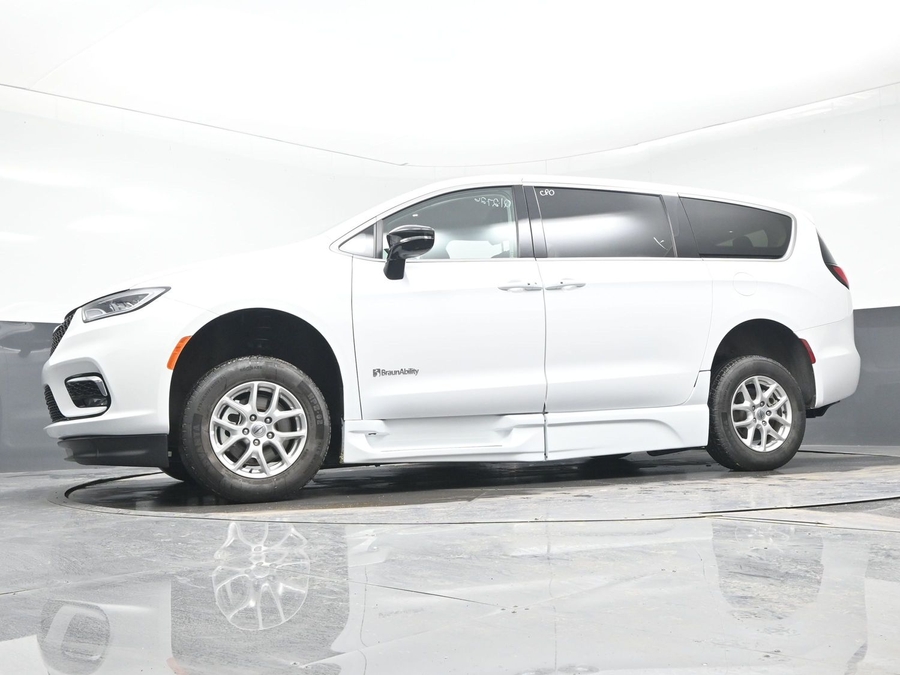 White Chrysler Pacifica image number 19