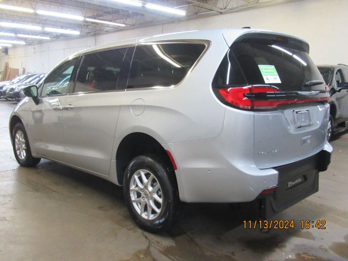 Silver Chrysler Pacifica image number 34