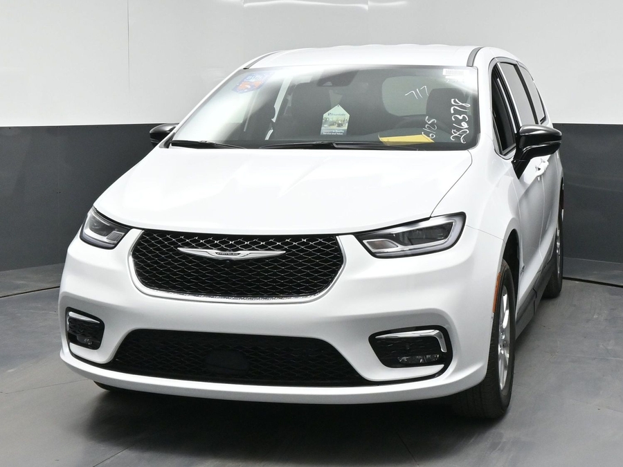 White Chrysler Pacifica image number 1