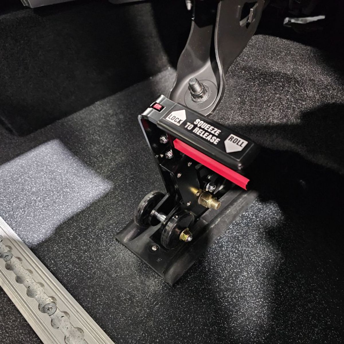 White Chrysler Voyager image number 11