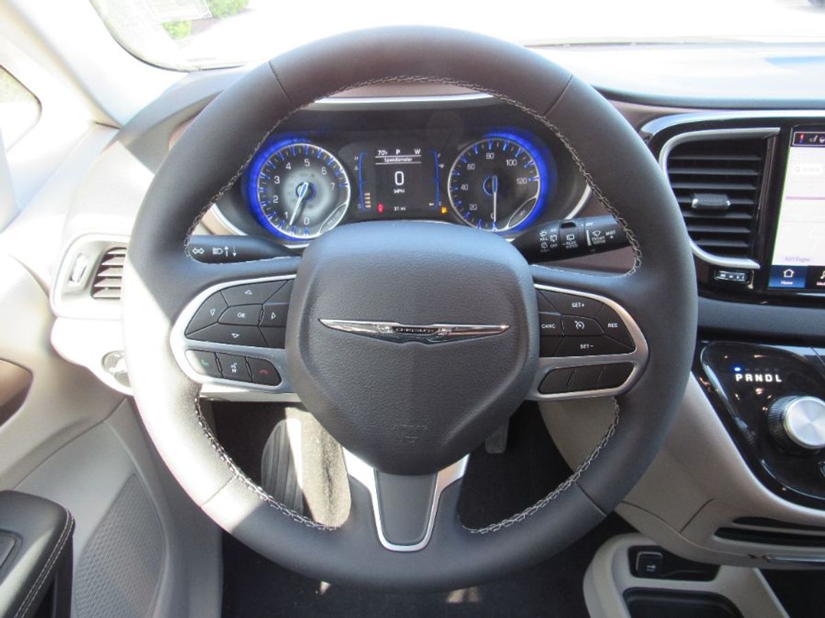 White Chrysler Voyager image number 14