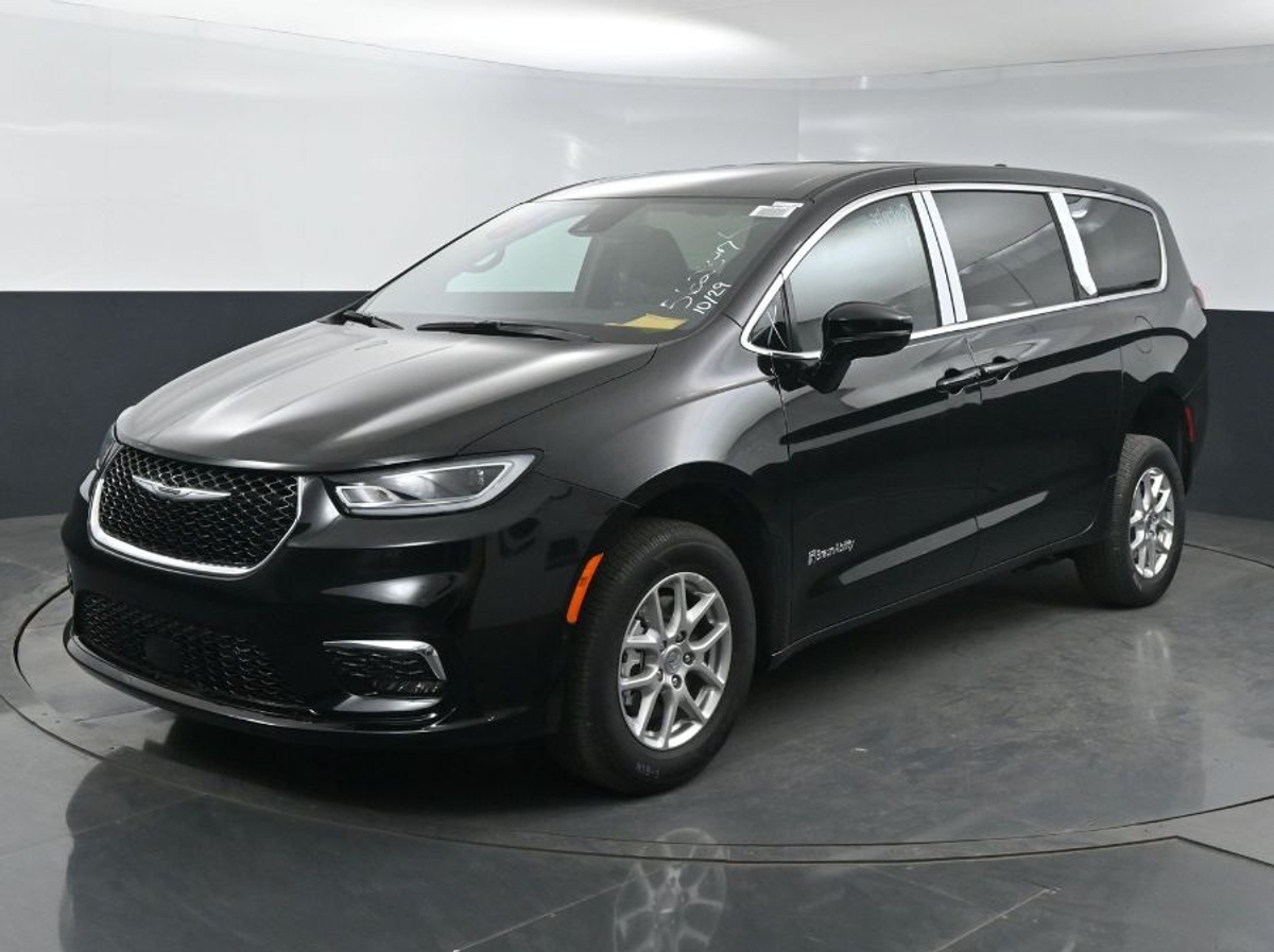 Black Chrysler Pacifica image number 2