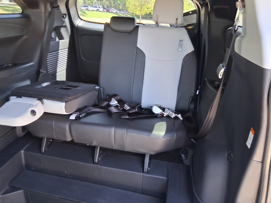 Blue Toyota Sienna image number 17