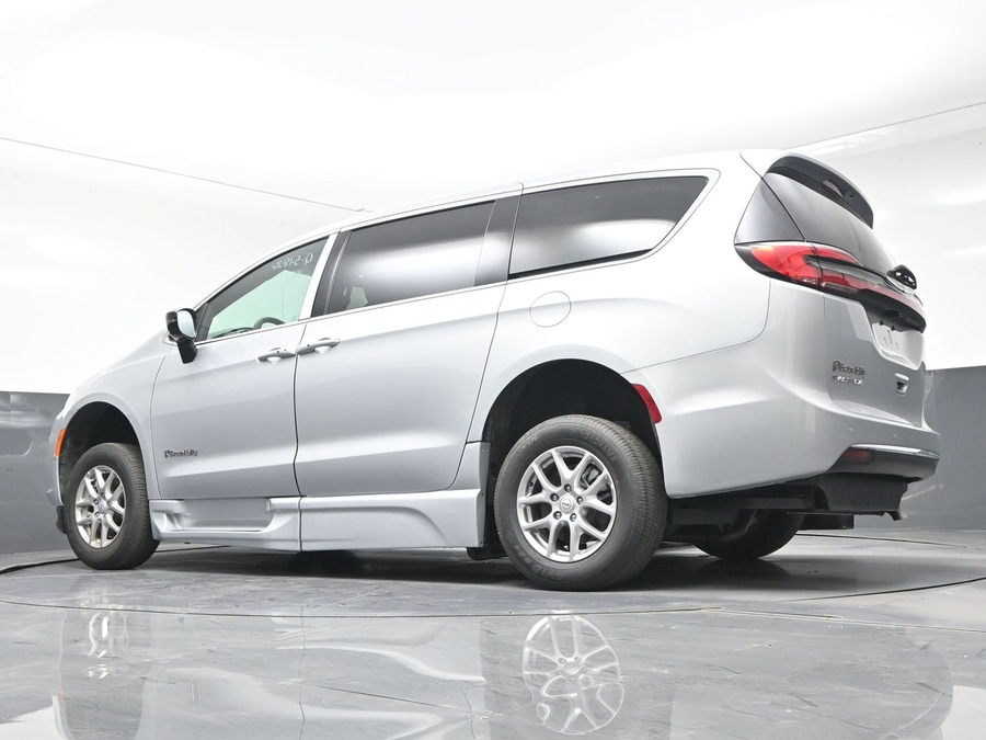 New 2026 Chrysler Pacifica Select Safety - BraunAbility Side Entry In Floor Automatic Ramp
