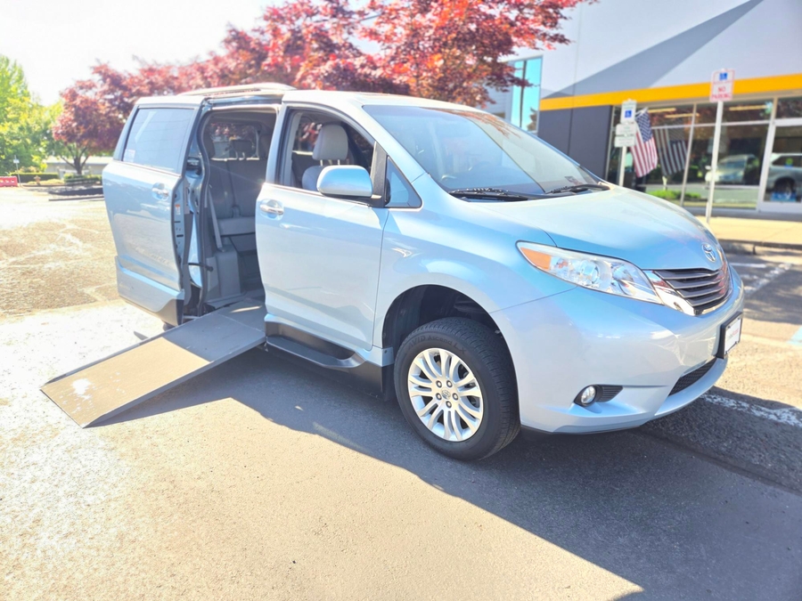 Used 2015 Toyota Sienna XLE - VMI Side Entry Entry In Floor Automatic Ramp