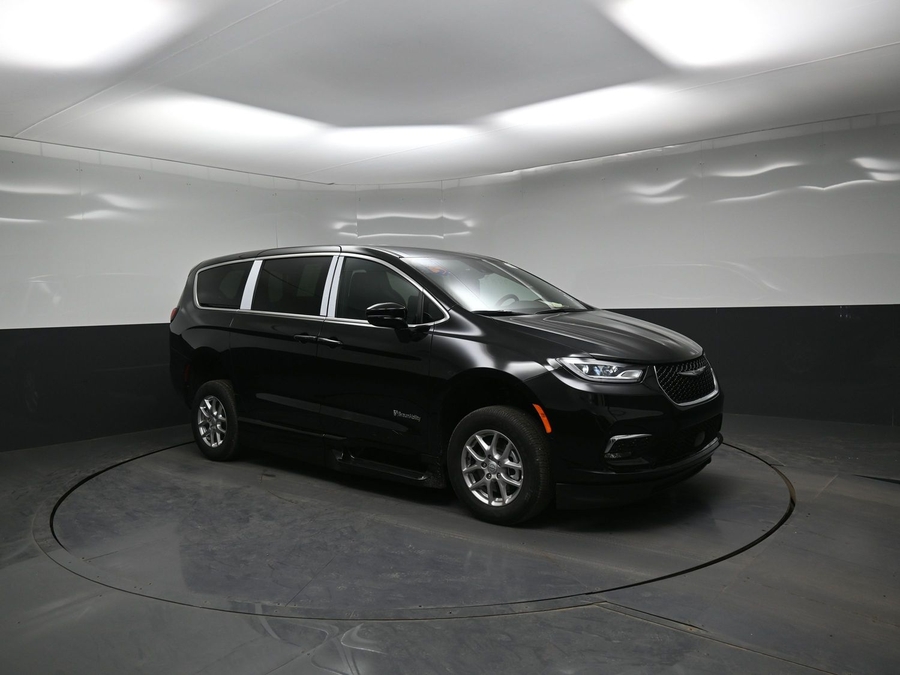 Black Chrysler Pacifica image number 14