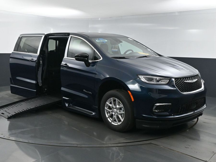 New 2025 Chrysler Pacifica SELECT PLUS - BraunAbility Side Entry Entry Fold Out Automatic Ramp