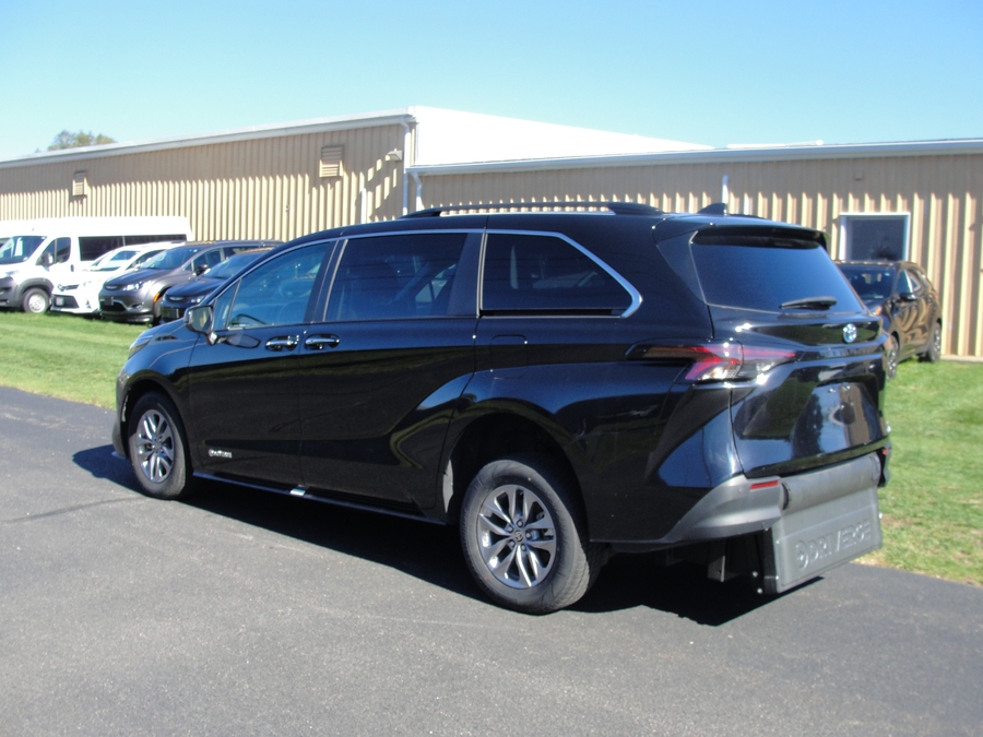 Black Toyota Sienna image number 3