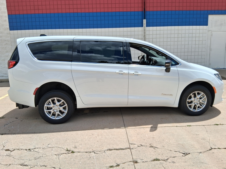 White Chrysler Voyager image number 3