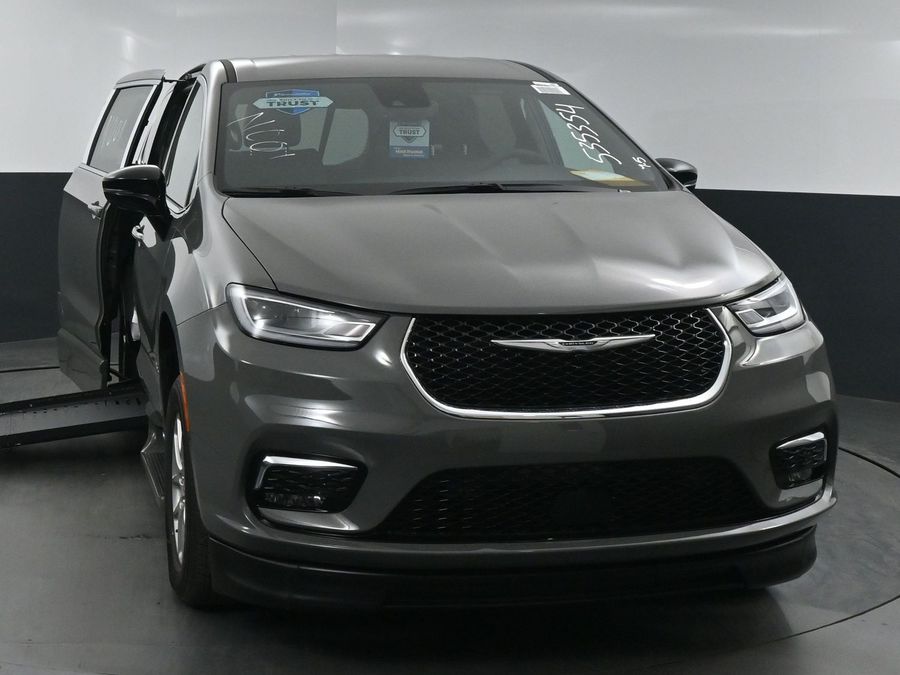 New 2025 Chrysler Pacifica Select Safety - BraunAbility Side Entry Entry Fold Out Automatic Ramp