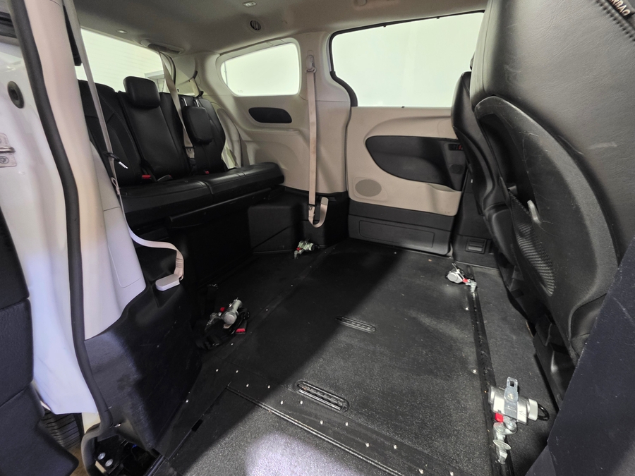 White Chrysler Voyager image number 9