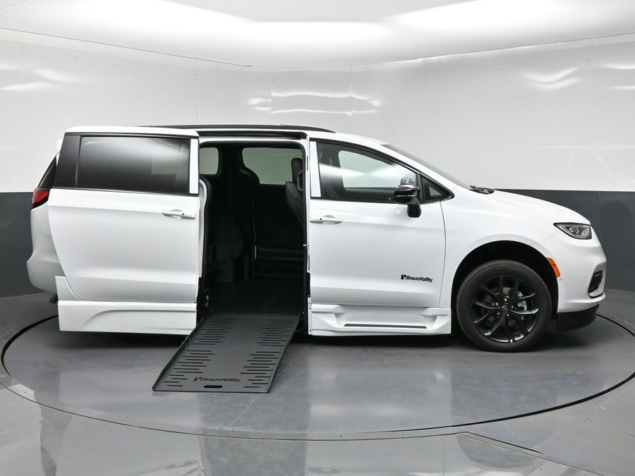 New 2026 Chrysler Pacifica Select Sport - BraunAbility Side Entry Fold Out Automatic Ramp