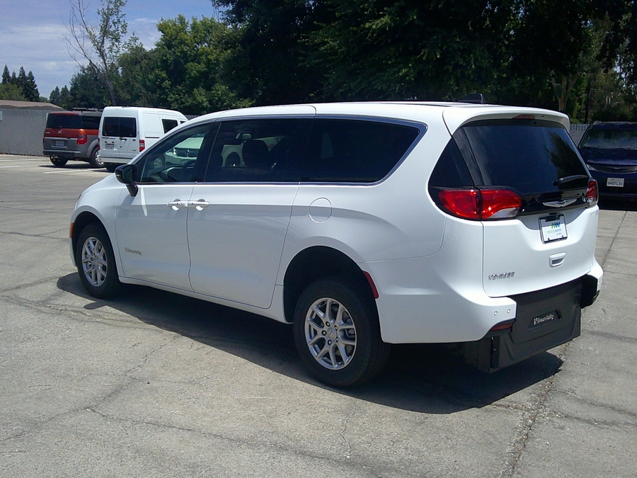 White Chrysler Voyager image number 2