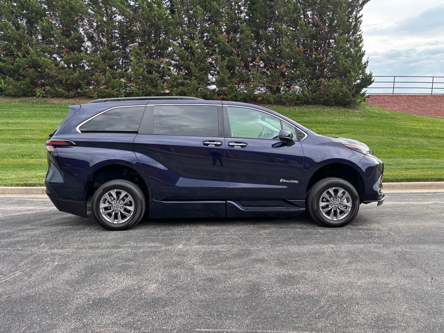 Used 2023 Toyota Sienna Hybrid XLE - BraunAbility Side Entry In Floor Automatic Ramp