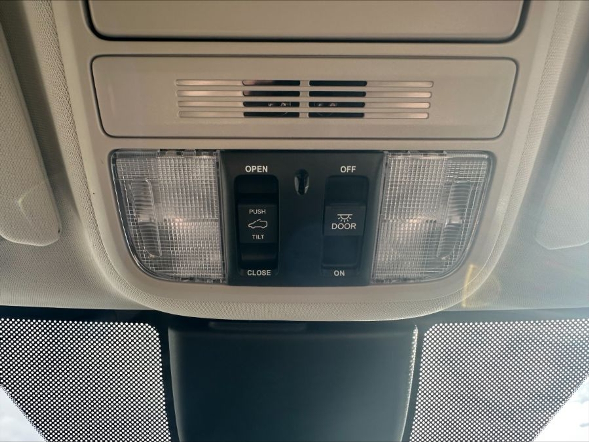 Red Honda Odyssey image number 16