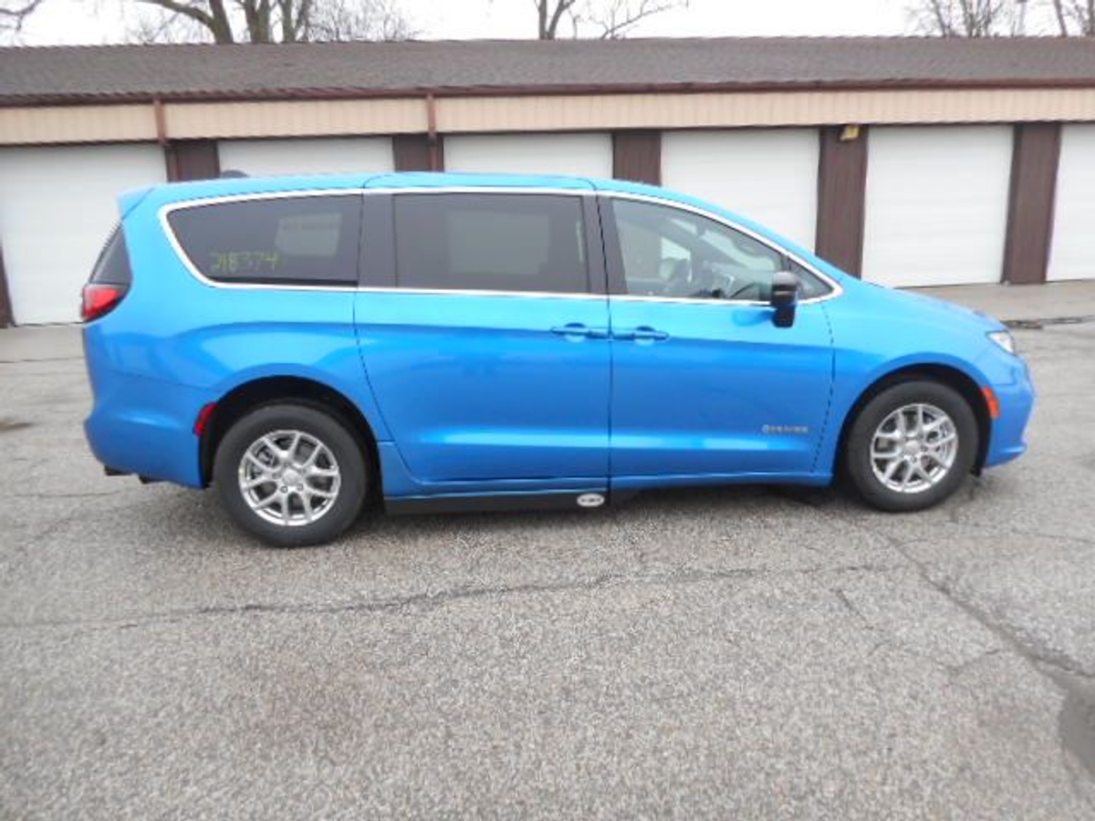 Blue Chrysler Pacifica image number 6