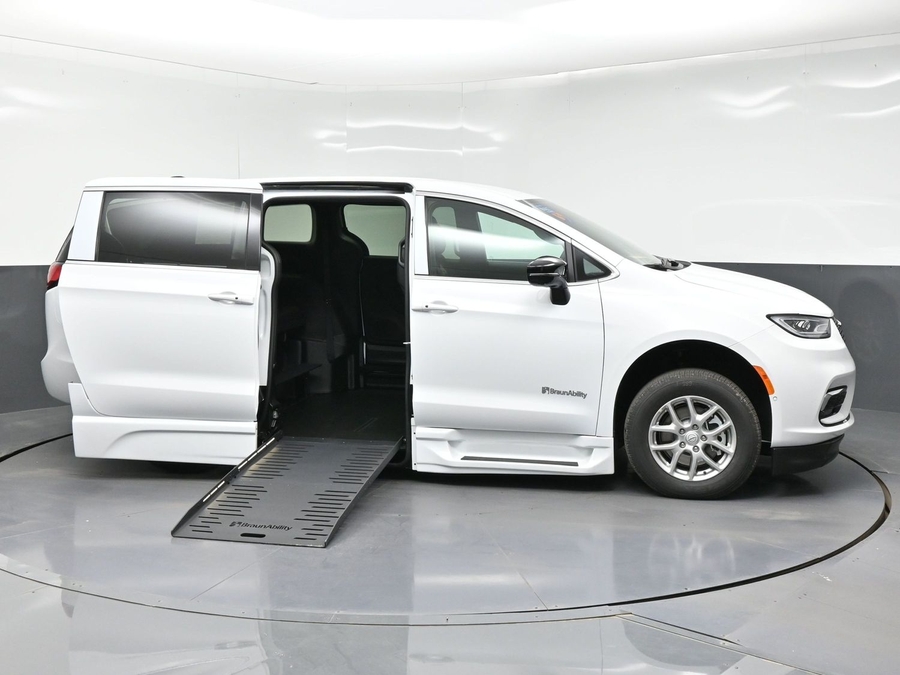 White Chrysler Pacifica image number 7