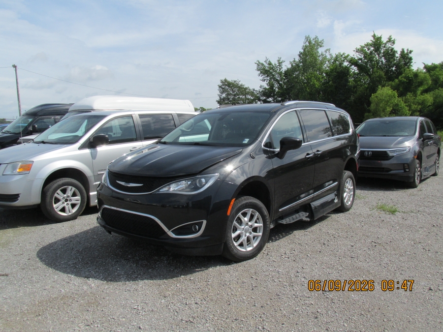Black Chrysler Pacifica image number 1