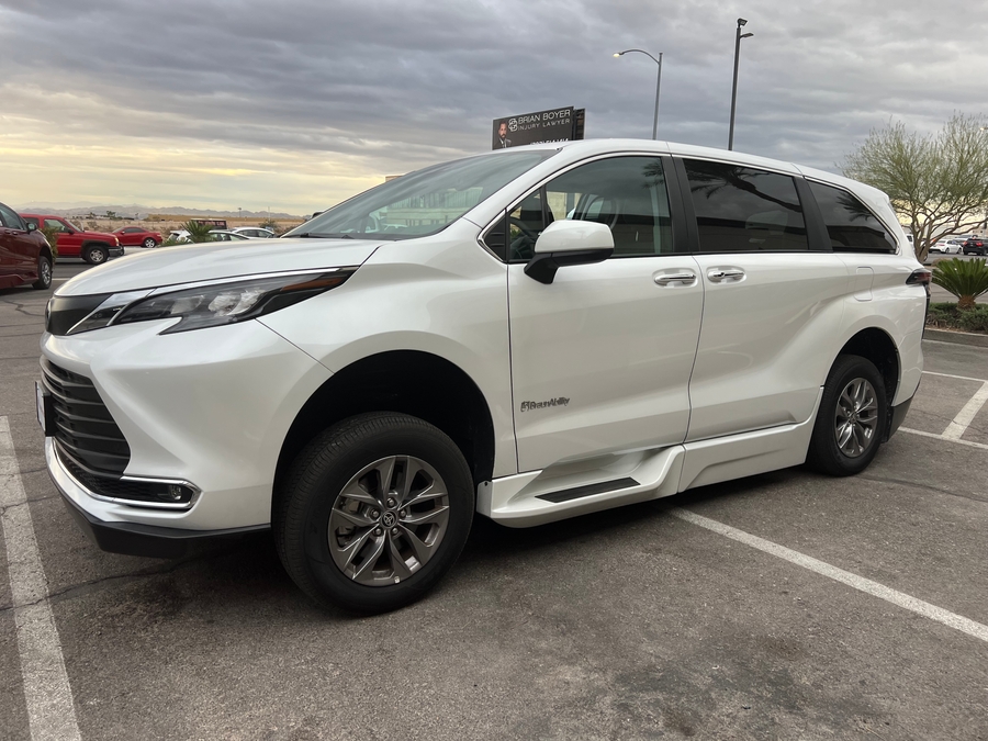 Used 2024 Toyota Sienna Hybrid XLE Base - BraunAbility Side Entry Entry Fold Out Automatic Ramp