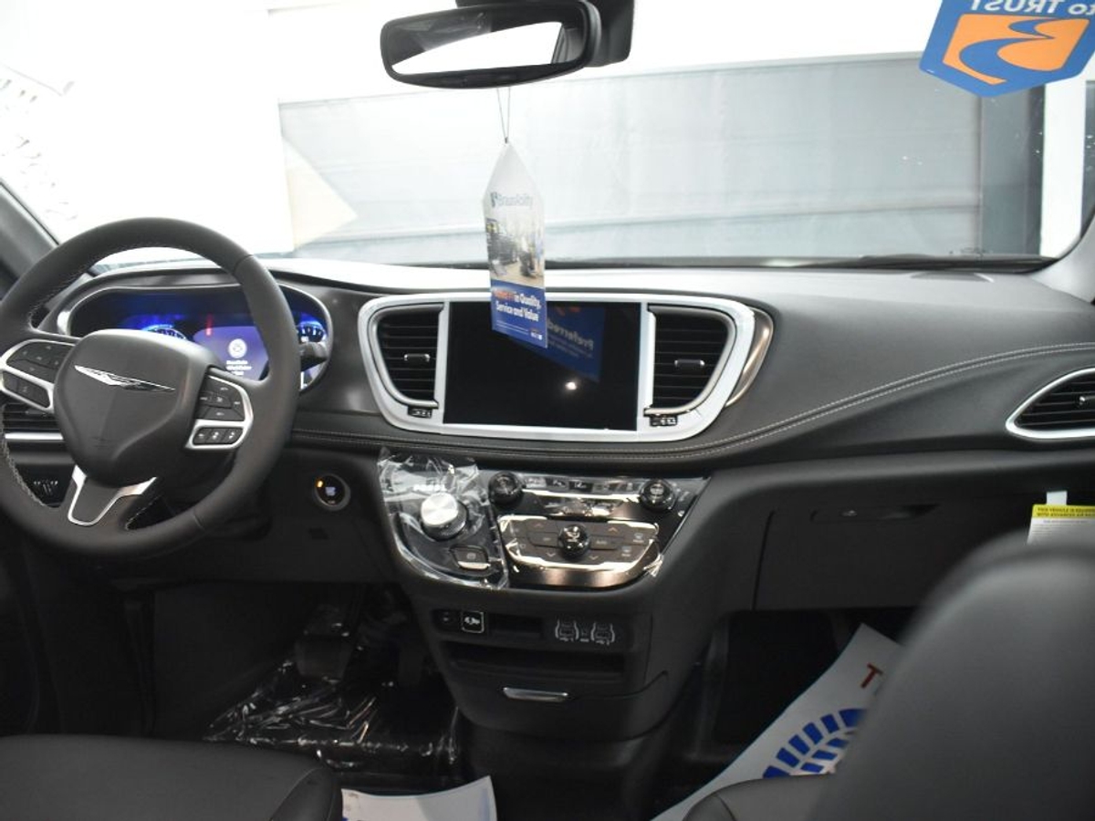 Black Chrysler Pacifica image number 12