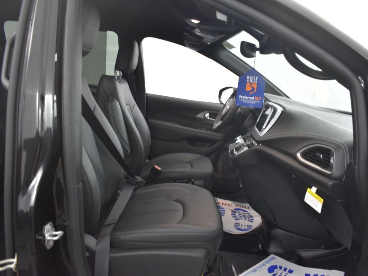 Black Chrysler Pacifica image number 8