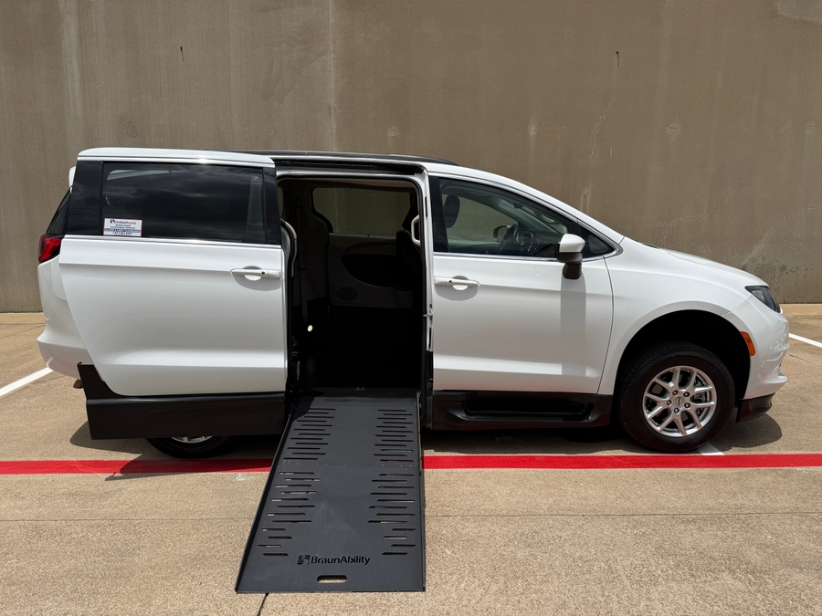 Used 2021 Chrysler Voyager LXi - BraunAbility Commercial Side Entry Entry Fold Out Manual Ramp