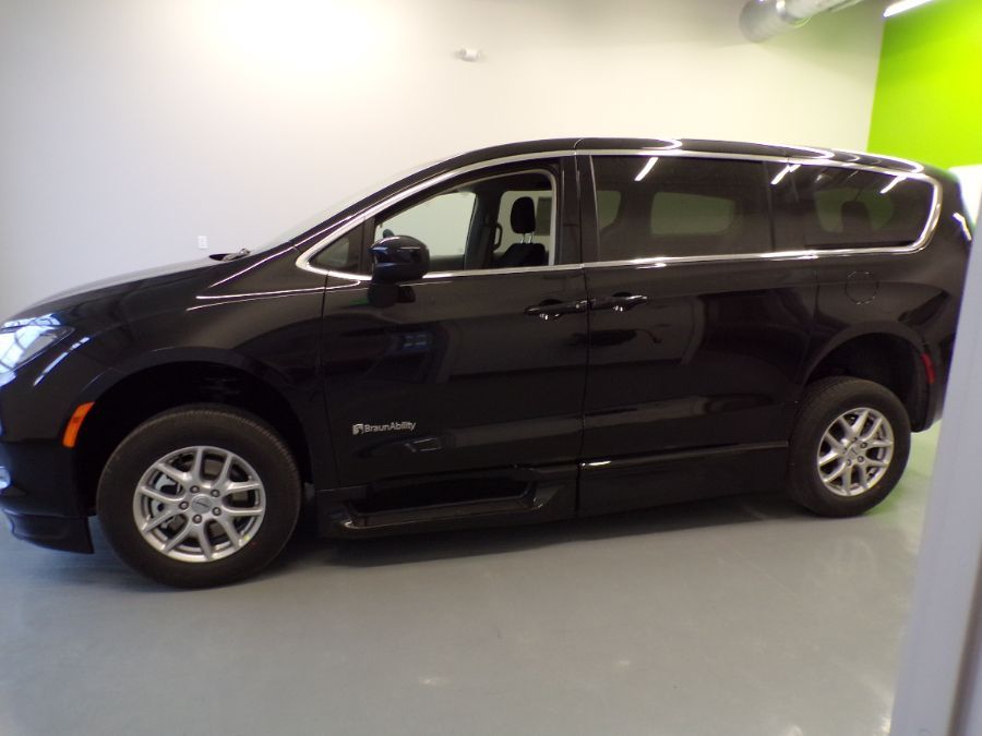 Black Chrysler Voyager image number 5