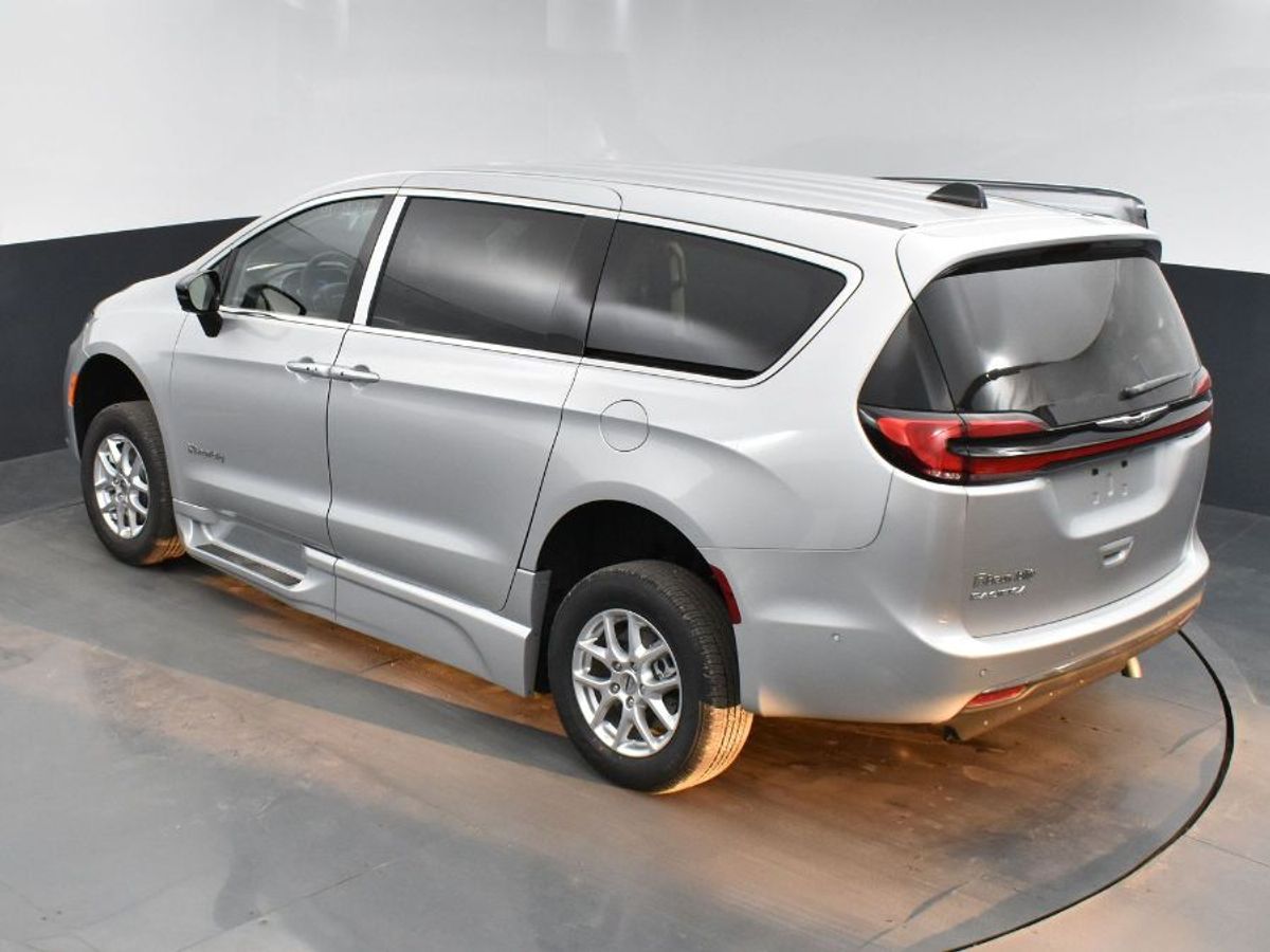 Silver Chrysler Pacifica image number 15