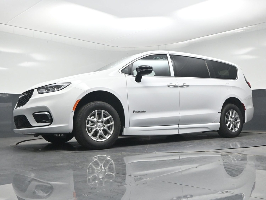 White Chrysler Pacifica image number 17