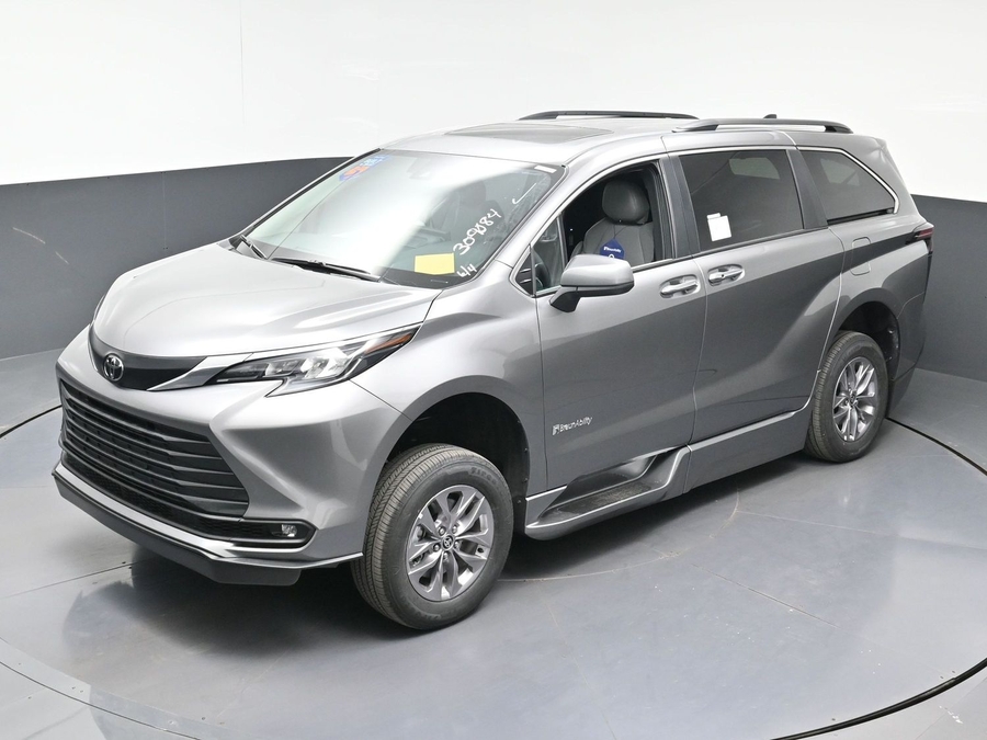 Grey Toyota Sienna image number 21