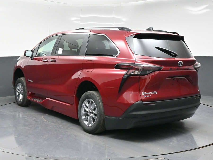 New 2026 Toyota Sienna Hybrid XLE Base - BraunAbility Side Entry In Floor Automatic Ramp