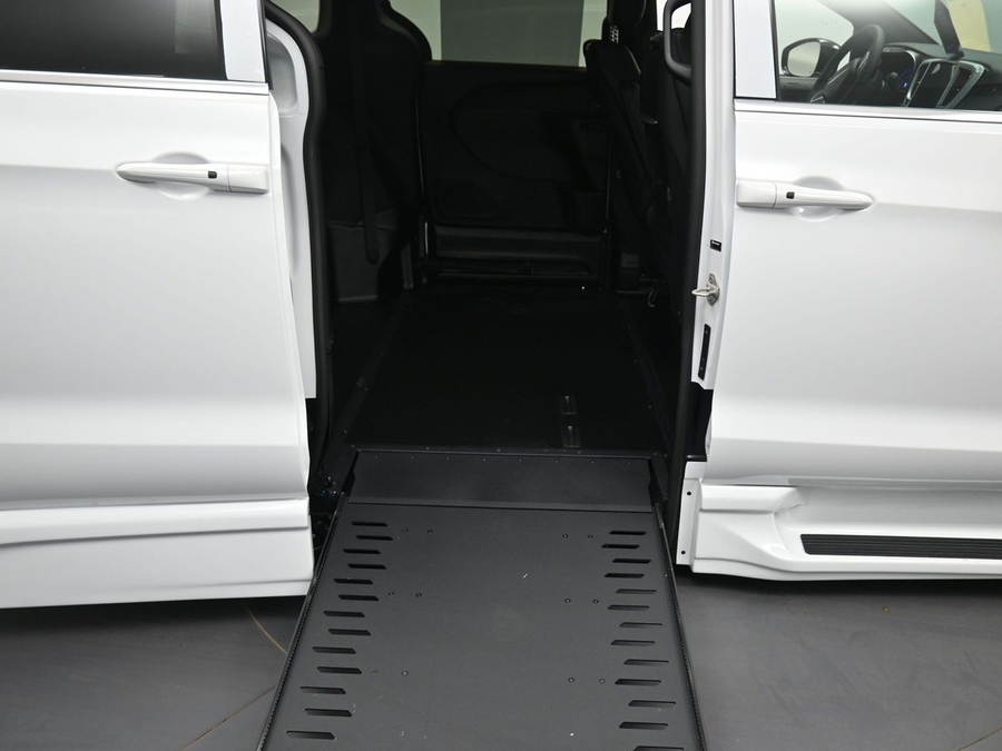 New 2026 Chrysler Pacifica Select Plus - BraunAbility Side Entry In Floor Automatic Ramp
