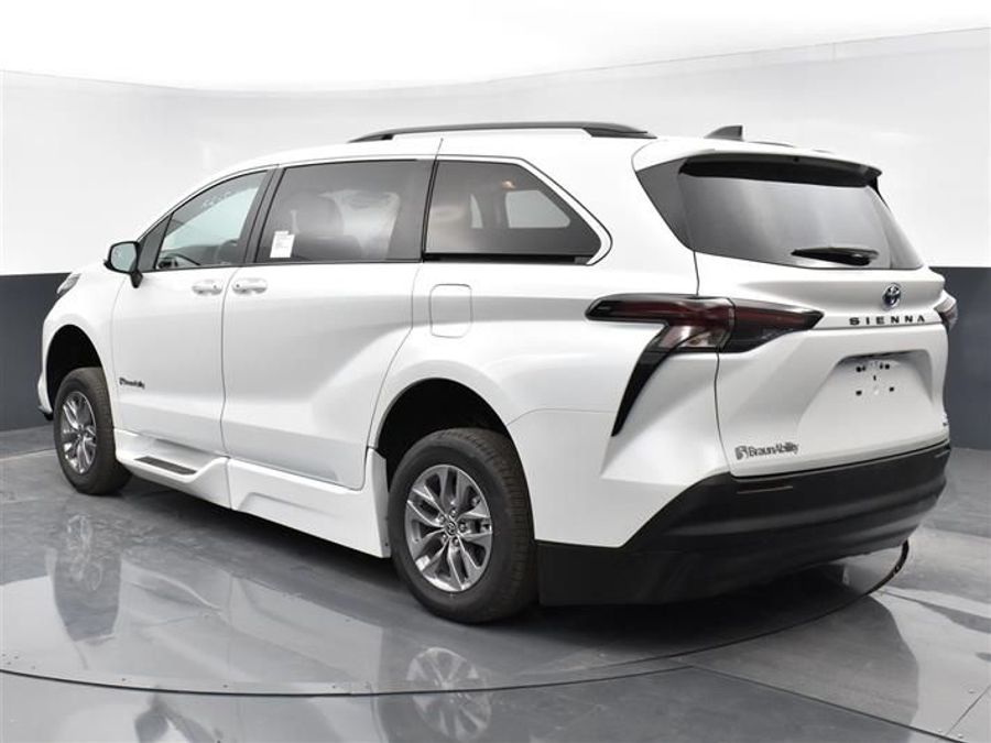 New 2024 Toyota Sienna Hybrid XLE Plus