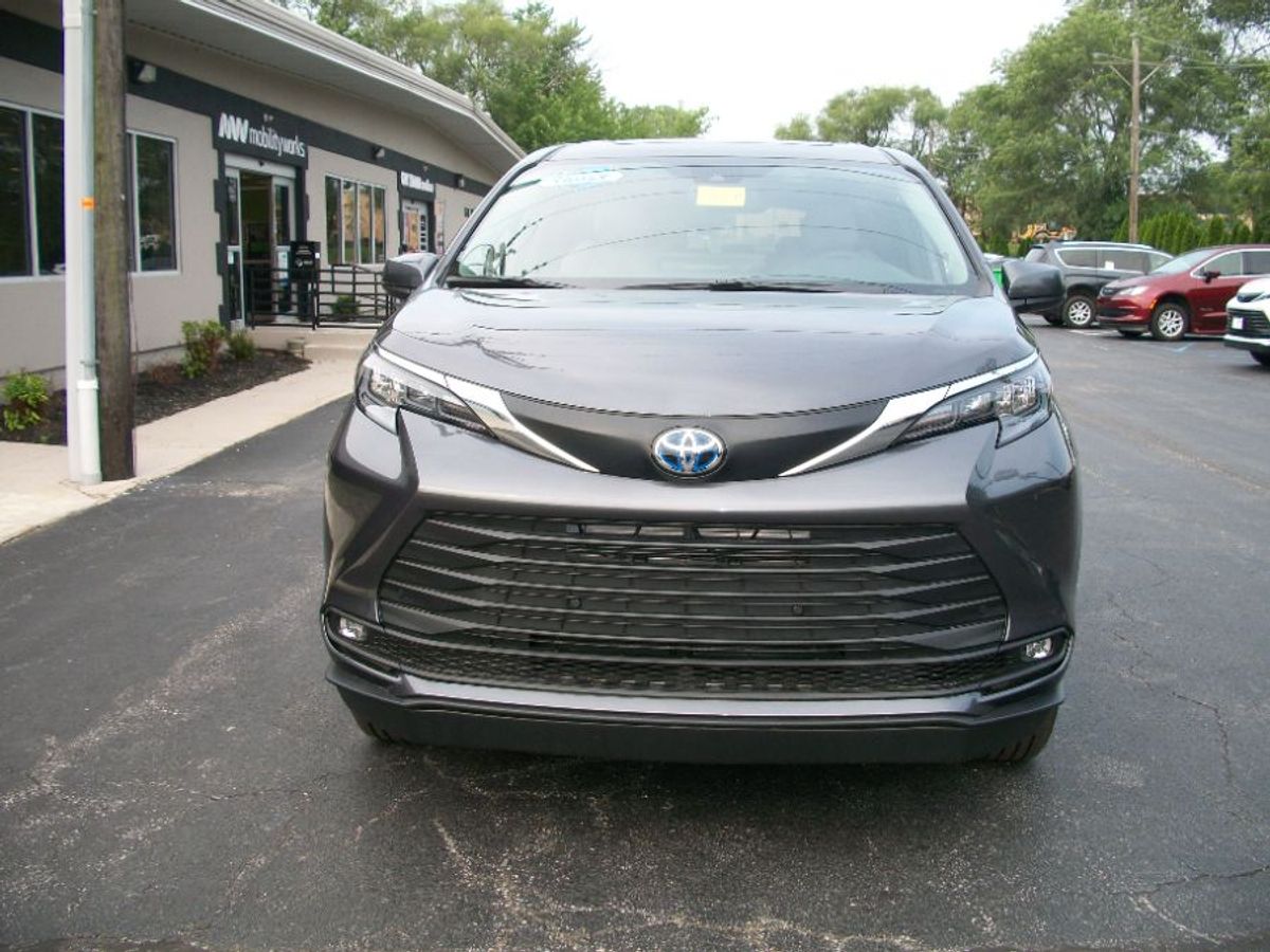 Grey Toyota Sienna image number 9
