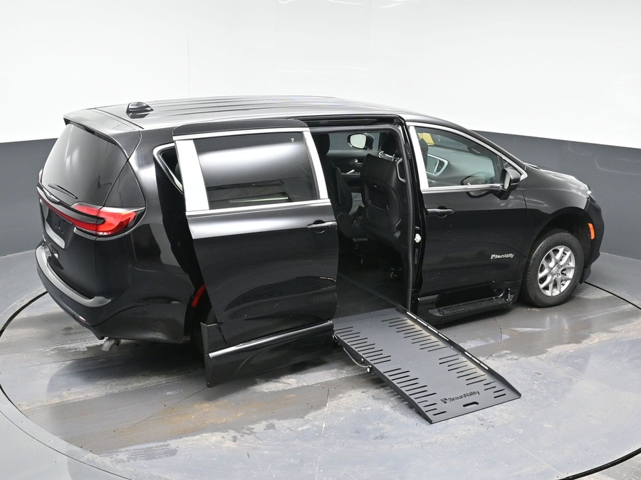 Black Chrysler Pacifica image number 25